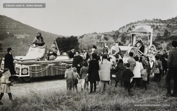 (9/12) 19/12/1964. La cavalcada del príncep Assuhan, representat per Josep Serra Juvells, es prepara per sortir a la masia de Can Playà, a la carretera de Rocafort.