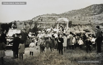 (10/12) 19/12/1964. La cavalcada del príncep Assuhan, representat per Josep Serra Juvells, es prepara per sortir a la masia de Can Playà, a la carretera de Rocafort.