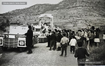 (11/12) 19/12/1964. La cavalcada del príncep Assuhan, representat per Josep Serra Juvells, es prepara per sortir a la masia de Can Playà, a la carretera de Rocafort.
