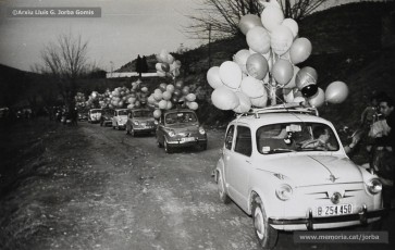 (12/12) 19/12/1964. La cavalcada del príncep Assuhan, representat per Josep Serra Juvells, es prepara per sortir a la masia de Can Playà, a la carretera de Rocafort.