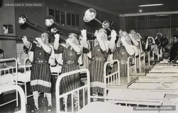 (3/5) Nadal de 1964. Visita del príncep Assuhan als nens internats al sanatori de Sant Joan de Déu.