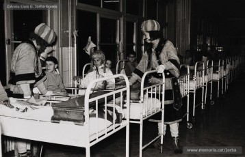 (2/5) Nadal de 1964. Visita del príncep Assuhan als nens internats al sanatori de Sant Joan de Déu.