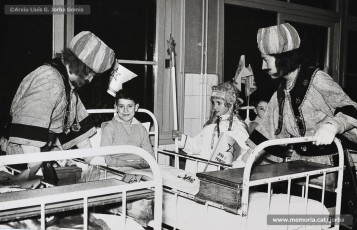 (4/5) Nadal de 1964. Visita del príncep Assuhan als nens internats al sanatori de Sant Joan de Déu.