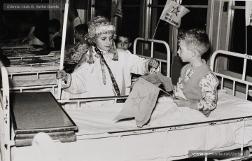 (5/5) Nadal de 1964. Visita del príncep Assuhan als nens internats al sanatori de Sant Joan de Déu.