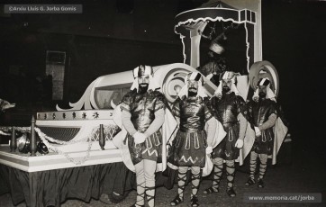 (4/6) 19/12/1964. Cavalcada del príncep Assuhan a la Plaça de Sant Domènec.