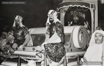 (6/6) 19/12/1964. Cavalcada del príncep Assuhan a la Plaça de Sant Domènec.