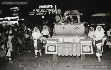 (1/6) 19/12/1964. Cavalcada del príncep Assuhan a la Plaça de Sant Domènec.