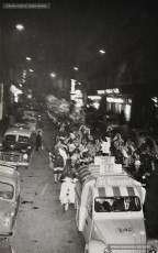 (2/6) 19/12/1964. Cavalcada del príncep Assuhan a la Plaça de Sant Domènec.