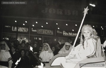 (3/6) 19/12/1964. Cavalcada del príncep Assuhan a la Plaça de Sant Domènec.