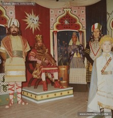 (3/16) 5/1/1967. El Rei blanc, el Rei ros i el Rei negre asseguts als seus trons per entregar els regals als nens. Cada any els Reis lliuraven més de mil paquets. Les persones que els representaven eren, respectivament, Ignasi Closas, Ramon Sibila i Tomàs Serra.