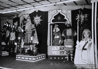 (1/16) 5/1/1967. El Rei blanc, el Rei ros i el Rei negre asseguts als seus trons per entregar els regals als nens. Cada any els Reis lliuraven més de mil paquets. Les persones que els representaven eren, respectivament, Ignasi Closas, Ramon Sibila i Tomàs Serra.