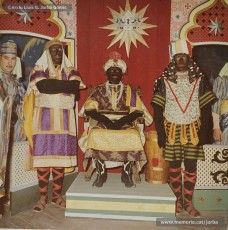 (4/16) 5/1/1967. El Rei blanc, el Rei ros i el Rei negre asseguts als seus trons per entregar els regals als nens. Cada any els Reis lliuraven més de mil paquets. Les persones que els representaven eren, respectivament, Ignasi Closas, Ramon Sibila i Tomàs Serra.