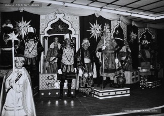 (2/16) 5/1/1967. El Rei blanc, el Rei ros i el Rei negre asseguts als seus trons per entregar els regals als nens. Cada any els Reis lliuraven més de mil paquets. Les persones que els representaven eren, respectivament, Ignasi Closas, Ramon Sibila i Tomàs Serra.