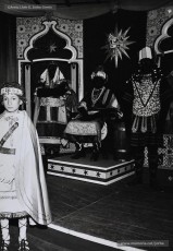 (12/16) 5/1/1967. El Rei blanc, el Rei ros i el Rei negre asseguts als seus trons per entregar els regals als nens. Cada any els Reis lliuraven més de mil paquets. Les persones que els representaven eren, respectivament, Ignasi Closas, Ramon Sibila i Tomàs Serra.