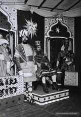 (8/16) 5/1/1967. El Rei blanc, el Rei ros i el Rei negre asseguts als seus trons per entregar els regals als nens. Cada any els Reis lliuraven més de mil paquets. Les persones que els representaven eren, respectivament, Ignasi Closas, Ramon Sibila i Tomàs Serra.