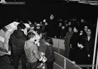 (13/16) 5/1/1967. El Rei blanc, el Rei ros i el Rei negre asseguts als seus trons per entregar els regals als nens. Cada any els Reis lliuraven més de mil paquets. Les persones que els representaven eren, respectivament, Ignasi Closas, Ramon Sibila i Tomàs Serra.