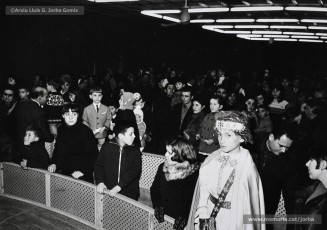 (14/16) 5/1/1967. El Rei blanc, el Rei ros i el Rei negre asseguts als seus trons per entregar els regals als nens. Cada any els Reis lliuraven més de mil paquets. Les persones que els representaven eren, respectivament, Ignasi Closas, Ramon Sibila i Tomàs Serra.