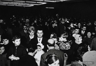 (15/16) 5/1/1967. El Rei blanc, el Rei ros i el Rei negre asseguts als seus trons per entregar els regals als nens. Cada any els Reis lliuraven més de mil paquets. Les persones que els representaven eren, respectivament, Ignasi Closas, Ramon Sibila i Tomàs Serra.