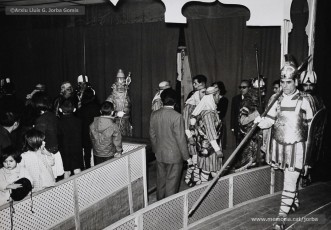 (16/16) 5/1/1967. El Rei blanc, el Rei ros i el Rei negre asseguts als seus trons per entregar els regals als nens. Cada any els Reis lliuraven més de mil paquets. Les persones que els representaven eren, respectivament, Ignasi Closas, Ramon Sibila i Tomàs Serra.