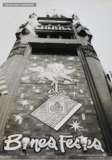 Nadal 1966. Façana de Cal Jorba ornamentada per les festes de Nadal i Reis.