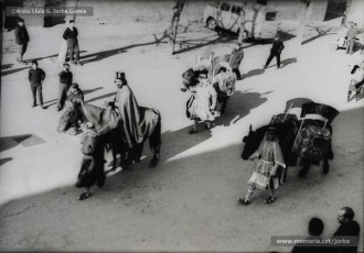 (3/9) 19/12/1966. La cavalcada del príncep Assuhan es va concentrar a l’escorxador industrial MAFRICA, a la carretera de Calaf, a prop de Sant Joan de Vilatorrada. Va travessar el poble i va entrar a Manresa pel Pont Nou.