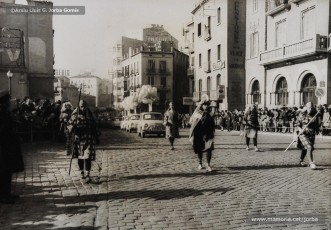 (1/10) 19/12/1966. Entrada de la cavalcada del príncep Assuhan a la plaça de Sant Domènec.