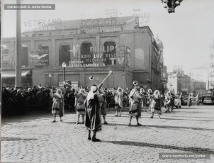 (2/10) 19/12/1966. Entrada de la cavalcada del príncep Assuhan a la plaça de Sant Domènec.