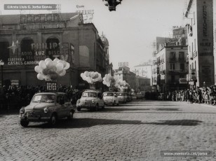 (4/10) 19/12/1966. Entrada de la cavalcada del príncep Assuhan a la plaça de Sant Domènec.