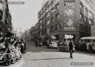 (8/10) 19/12/1966. Entrada de la cavalcada del príncep Assuhan a la plaça de Sant Domènec.
