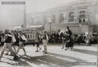 (10/10) 19/12/1966. Entrada de la cavalcada del príncep Assuhan a la plaça de Sant Domènec.