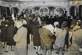 (11/15) 5/1/1968. La quitxalla i els seus pares van a buscar els regals de Reis. El rei Melcior el representa Ignasi Closas; el rei Gaspar, Antoni Barguet; i el rei Baltasar, Josep Serra.