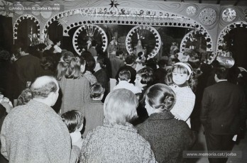 (12/15) 5/1/1968. La quitxalla i els seus pares van a buscar els regals de Reis. El rei Melcior el representa Ignasi Closas; el rei Gaspar, Antoni Barguet; i el rei Baltasar, Josep Serra.