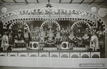 (13/15) 5/1/1968. La quitxalla i els seus pares van a buscar els regals de Reis. El rei Melcior el representa Ignasi Closas; el rei Gaspar, Antoni Barguet; i el rei Baltasar, Josep Serra.