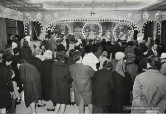 (14/15) 5/1/1968. La quitxalla i els seus pares van a buscar els regals de Reis. El rei Melcior el representa Ignasi Closas; el rei Gaspar, Antoni Barguet; i el rei Baltasar, Josep Serra.