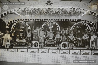 (15/15) 5/1/1968. La quitxalla i els seus pares van a buscar els regals de Reis. El rei Melcior el representa Ignasi Closas; el rei Gaspar, Antoni Barguet; i el rei Baltasar, Josep Serra.