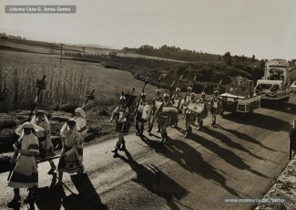 (5/16) Desembre de 1968. Caravana del príncep Assuhan per la carretera d’Igualada, anant cap al Xup. Passen pel costat del Celler Cooperatiu de Salelles.