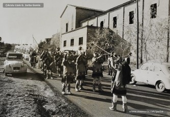 (7/16) Desembre de 1968. Caravana del príncep Assuhan per la carretera d’Igualada, anant cap al Xup. Passen pel costat del Celler Cooperatiu de Salelles.