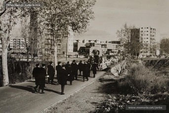 (8/16) Desembre de 1968. Caravana del príncep Assuhan per la carretera d’Igualada, anant cap al Xup. Passen pel costat del Celler Cooperatiu de Salelles.