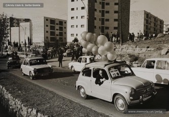 (15/16) Desembre de 1968. La caravana del príncep Assuhan travessa la riera de Rajadell pel pont i passa pel barri del Xup.