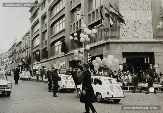 (8/28) Desembre de 1968. Entrada a Manresa per la Muralla de Sant Francesc. La cavalcada del Príncep Assuhan pujant per la Muralla de Sant Francesc i arribada a Cal Jorba.
