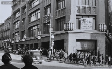 (2/11) 15/2/1959. A l’any 1959 s’havien inaugurat els estudis de Miramar, a Barcelona, cosa que permetia la recepció de les emissions de televisió a Catalunya. Podem veure una multitud de persones que estan mirant encuriosides els aparadors de Cal Jorba per veure el partit entre el Reial Madrid i el FC Barcelona. Magatzems Jorba feia un sorteig de 13 premis, el primer dels quals era un aparell de televisió, entre els seus clients. Els aparells de televisió eren un producte de gran luxe (valien unes 30.000 ptes., el que cobrava un mestre en un any i mig de treball) que poques famílies es podien permetre adquirir.