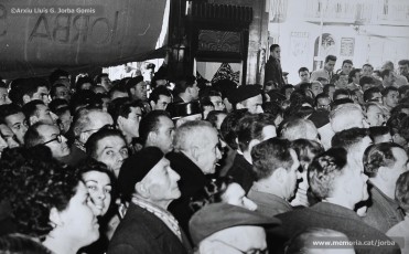 (5/11) 15/2/1959. A l’any 1959 s’havien inaugurat els estudis de Miramar, a Barcelona, cosa que permetia la recepció de les emissions de televisió a Catalunya. Podem veure una multitud de persones que estan mirant encuriosides els aparadors de Cal Jorba per veure el partit entre el Reial Madrid i el FC Barcelona. Magatzems Jorba feia un sorteig de 13 premis, el primer dels quals era un aparell de televisió, entre els seus clients. Els aparells de televisió eren un producte de gran luxe (valien unes 30.000 ptes., el que cobrava un mestre en un any i mig de treball) que poques famílies es podien permetre adquirir.