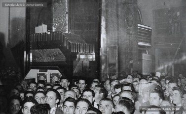 (6/11) 15/2/1959. A l’any 1959 s’havien inaugurat els estudis de Miramar, a Barcelona, cosa que permetia la recepció de les emissions de televisió a Catalunya. Podem veure una multitud de persones que estan mirant encuriosides els aparadors de Cal Jorba per veure el partit entre el Reial Madrid i el FC Barcelona. Magatzems Jorba feia un sorteig de 13 premis, el primer dels quals era un aparell de televisió, entre els seus clients. Els aparells de televisió eren un producte de gran luxe (valien unes 30.000 ptes., el que cobrava un mestre en un any i mig de treball) que poques famílies es podien permetre adquirir.