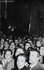 (7/11) 15/2/1959. A l’any 1959 s’havien inaugurat els estudis de Miramar, a Barcelona, cosa que permetia la recepció de les emissions de televisió a Catalunya. Podem veure una multitud de persones que estan mirant encuriosides els aparadors de Cal Jorba per veure el partit entre el Reial Madrid i el FC Barcelona. Magatzems Jorba feia un sorteig de 13 premis, el primer dels quals era un aparell de televisió, entre els seus clients. Els aparells de televisió eren un producte de gran luxe (valien unes 30.000 ptes., el que cobrava un mestre en un any i mig de treball) que poques famílies es podien permetre adquirir.