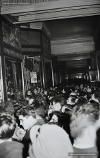 (8/11) 15/2/1959. A l’any 1959 s’havien inaugurat els estudis de Miramar, a Barcelona, cosa que permetia la recepció de les emissions de televisió a Catalunya. Podem veure una multitud de persones que estan mirant encuriosides els aparadors de Cal Jorba per veure el partit entre el Reial Madrid i el FC Barcelona. Magatzems Jorba feia un sorteig de 13 premis, el primer dels quals era un aparell de televisió, entre els seus clients. Els aparells de televisió eren un producte de gran luxe (valien unes 30.000 ptes., el que cobrava un mestre en un any i mig de treball) que poques famílies es podien permetre adquirir.