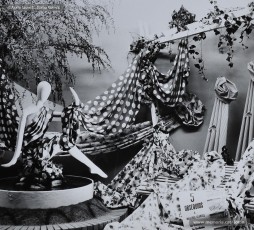 (1/5) Fira de l’Ascensió de 1959. Aparadors amb propaganda d’obsequis a la clientela.