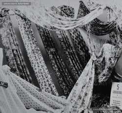 (2/5) Fira de l’Ascensió de 1959. Aparadors amb propaganda d’obsequis a la clientela.