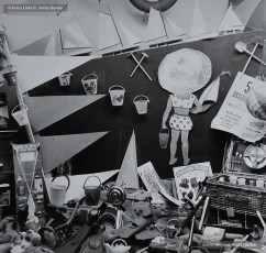 (3/5) Fira de l’Ascensió de 1959. Aparadors amb propaganda d’obsequis a la clientela.