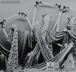 (4/5) Fira de l’Ascensió de 1959. Aparadors amb propaganda d’obsequis a la clientela.