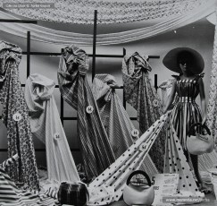 (5/5) Fira de l’Ascensió de 1959. Aparadors amb propaganda d’obsequis a la clientela.